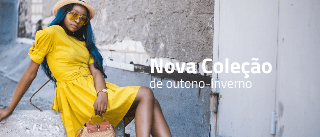 Modelo usando vestido amarelo posando para a foto